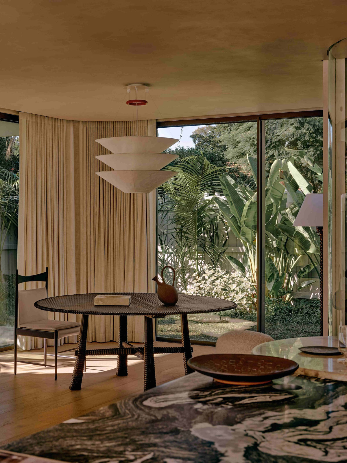 Maui Round 1.8, lifestyle interior view, teak dining table